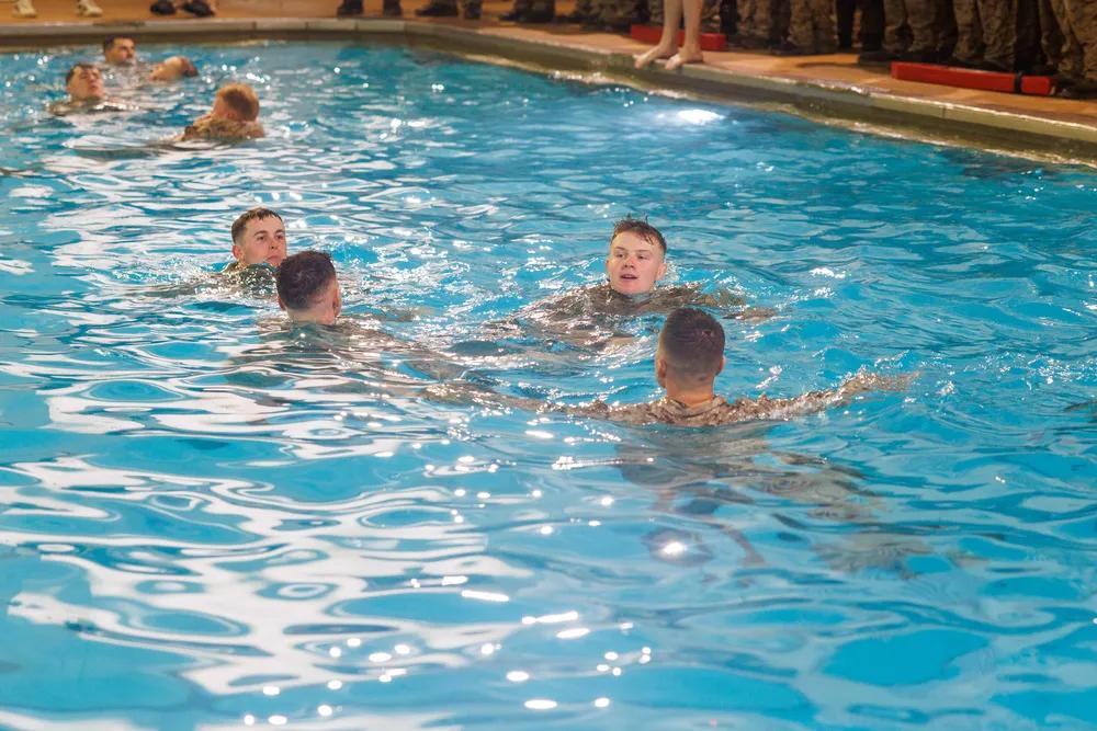 2025年12月15日，美国海军陆战队F连第6-25期基础军官课程官兵在弗吉尼亚