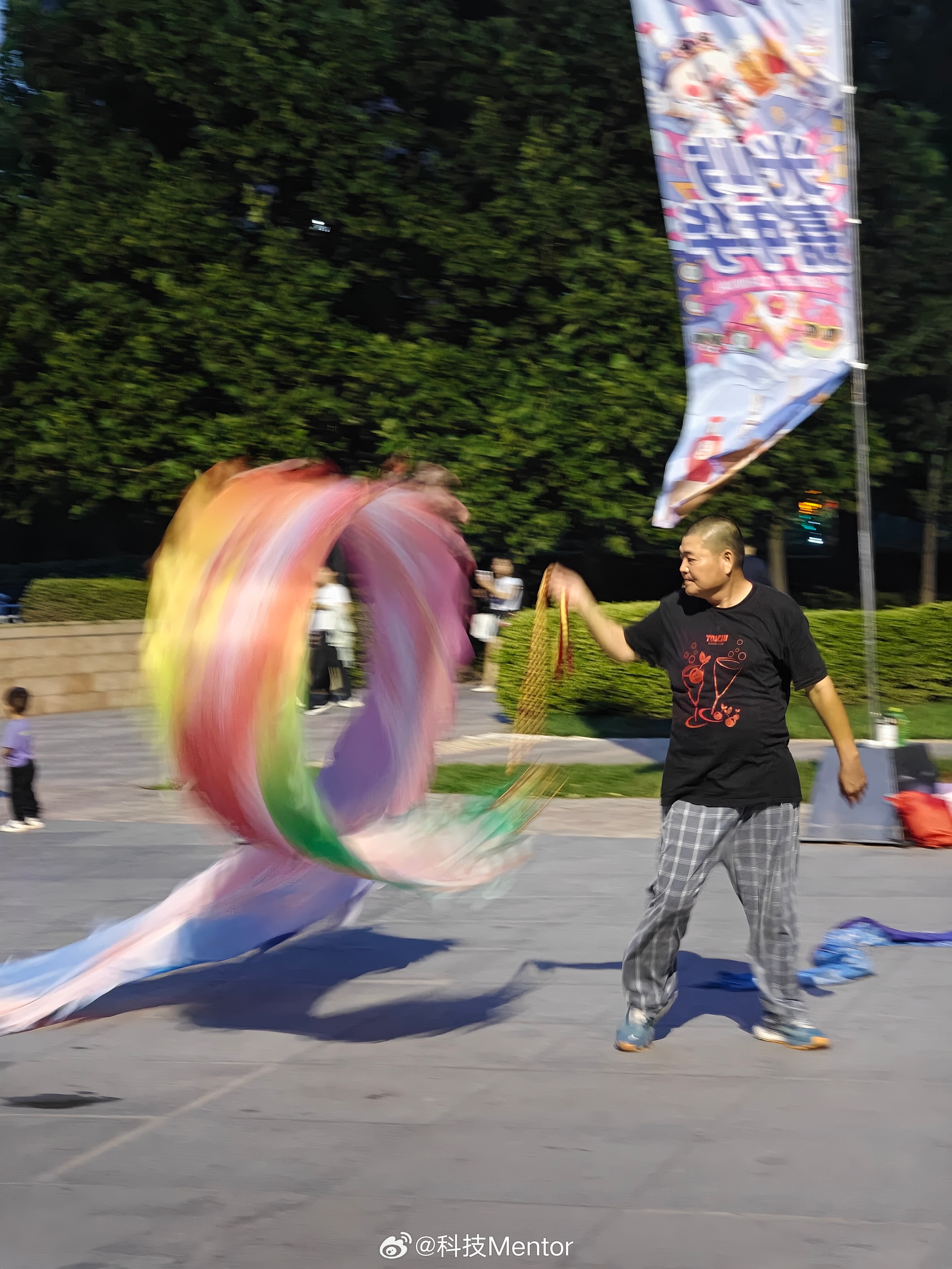 刚才朋友问我在哪？我：在香港看耍大龙