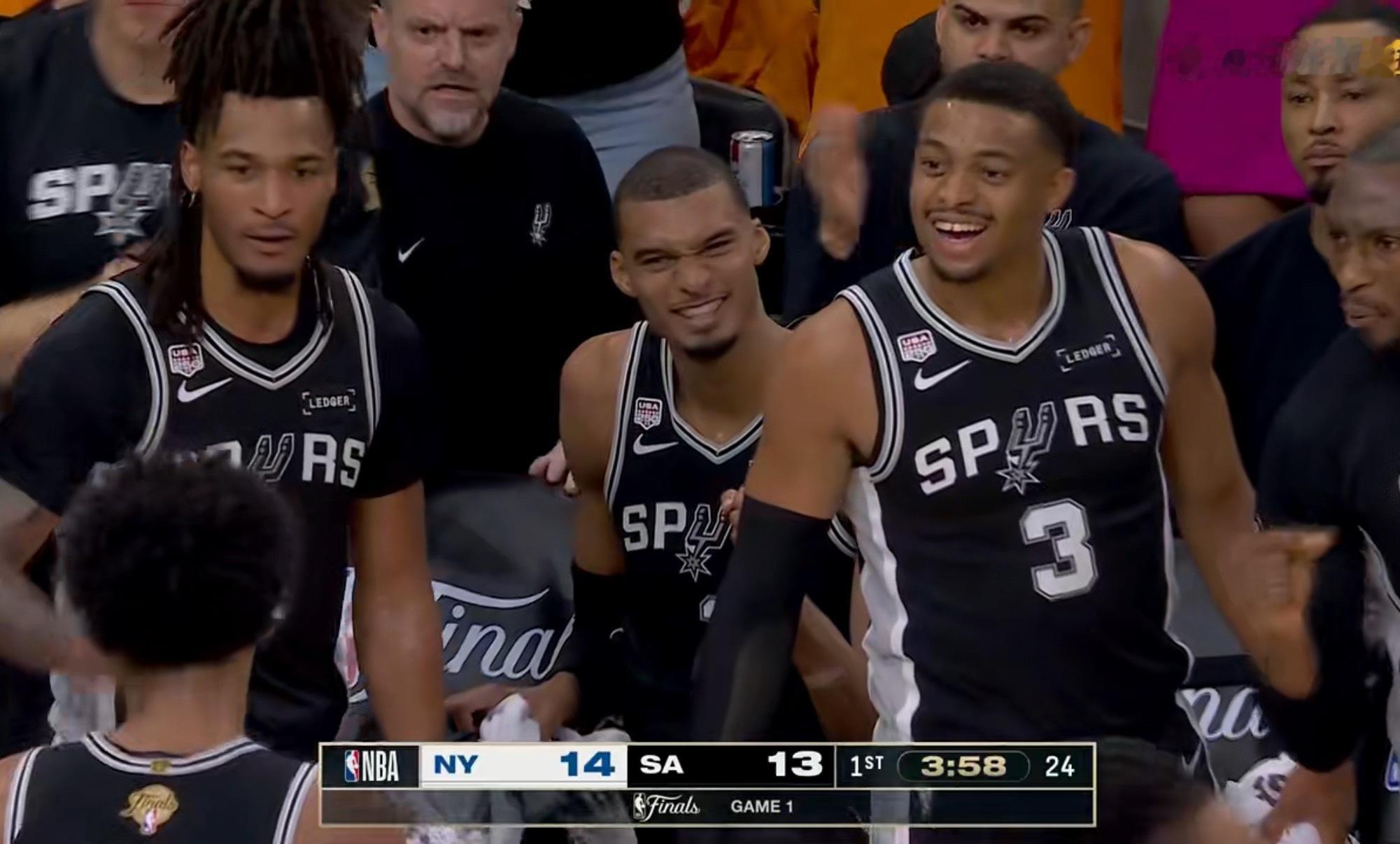 NBA总决赛尼克斯vs马刺 新秀哈珀首节3中3拿下10分，正负值+13，文班亚马