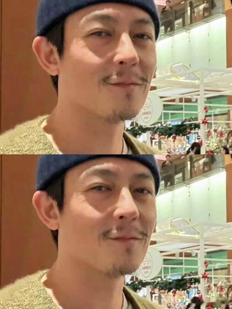 滑雪偶遇陈冠希陈冠希怎么老成这样了有网友晒出在日本偶遇陈冠希一家滑雪的照片，照片