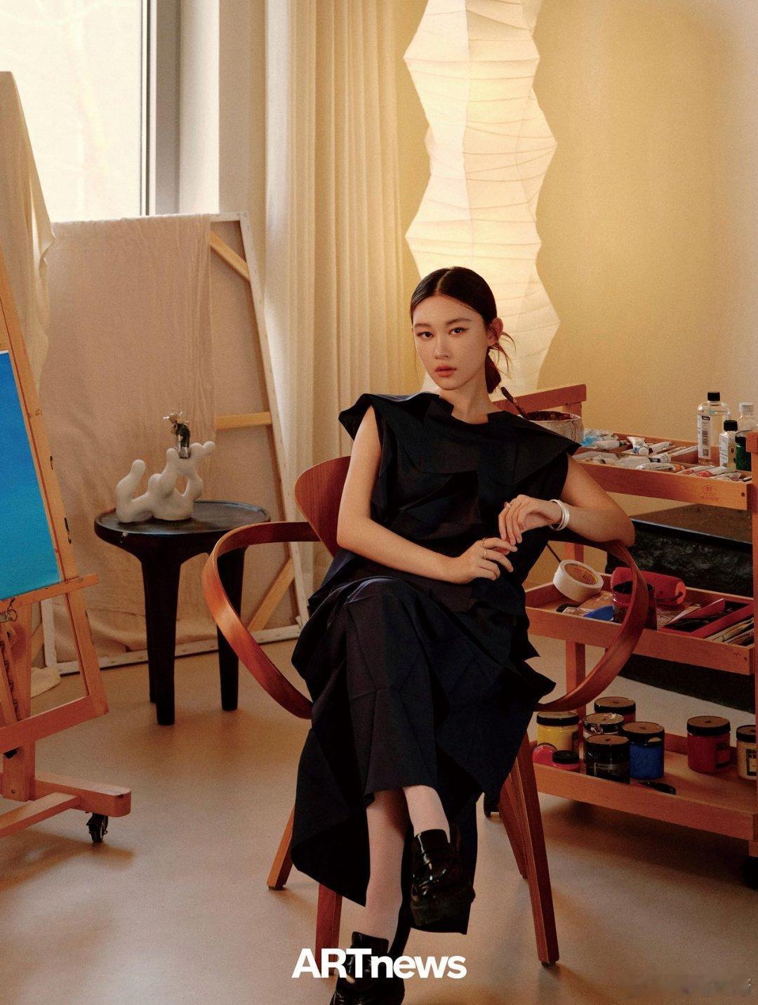 笔尖在纸上跳圆舞曲，颜料罐里藏着彩虹的碎片。雕塑小人踮脚偷听灵感，画布正等第一抹