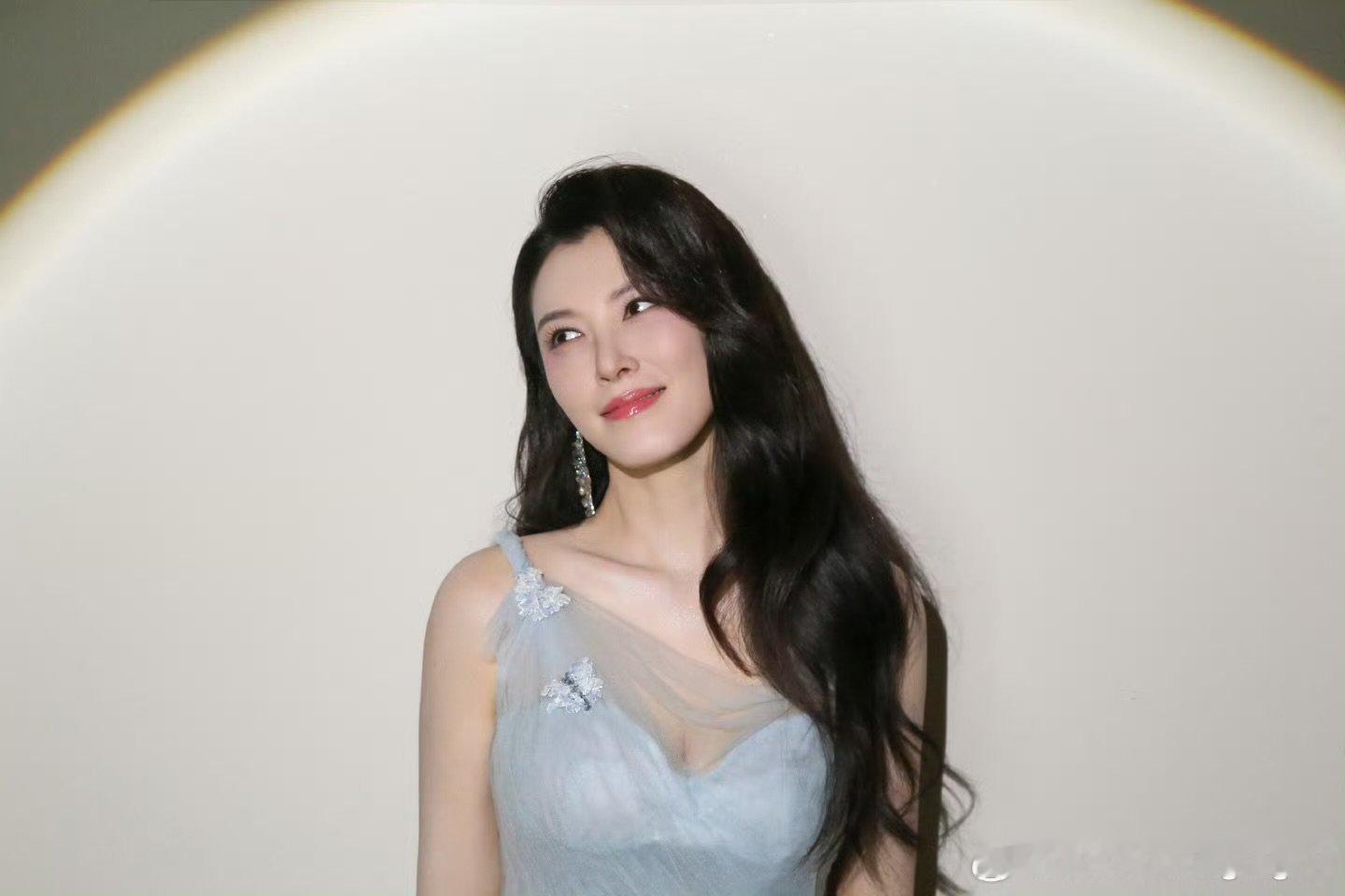 徐洁儿 路人缘谁能不爱徐洁儿！沈曼青经典重现，乘风舞台超亮眼，路人缘狠狠拿捏～乘