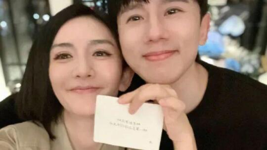 谢娜晒手背报平安，曾带留置针看张杰演唱会