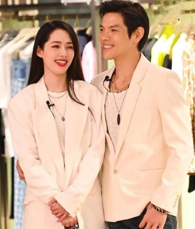 #向佐晒与郭碧婷的结婚伴手礼#向佐晒出五年前与郭碧婷的结婚伴手礼，从这样的伴手礼