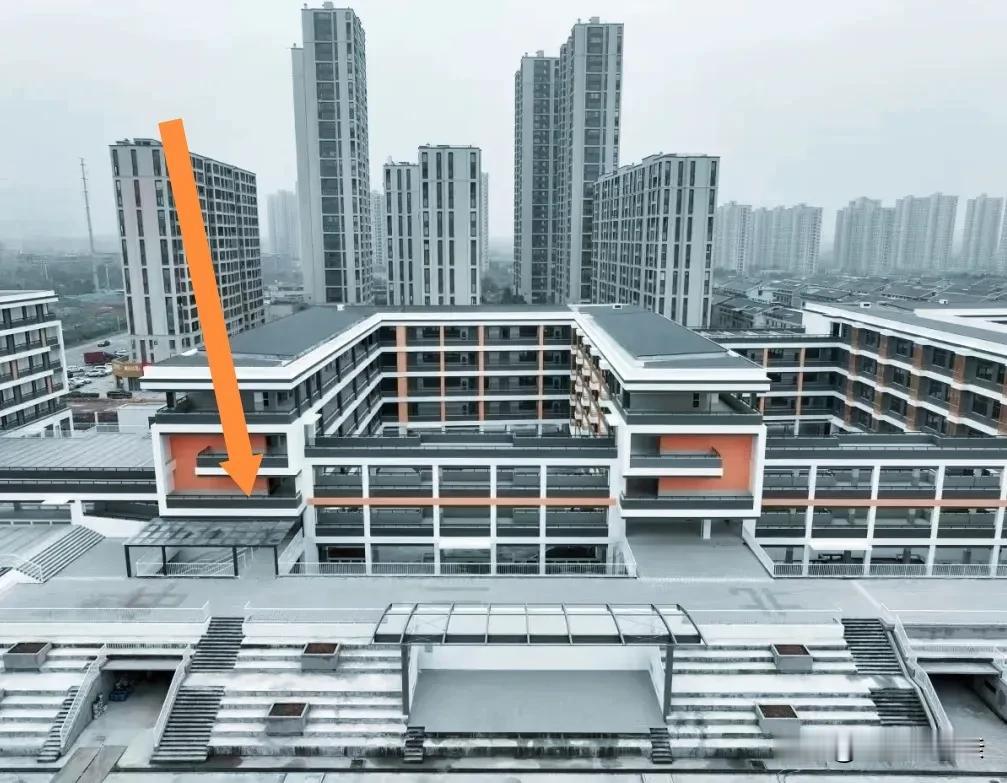 东阳市的城市中心正在转移，明显从老城区吴宁街道转向江北街道，江北街道现在正在加快