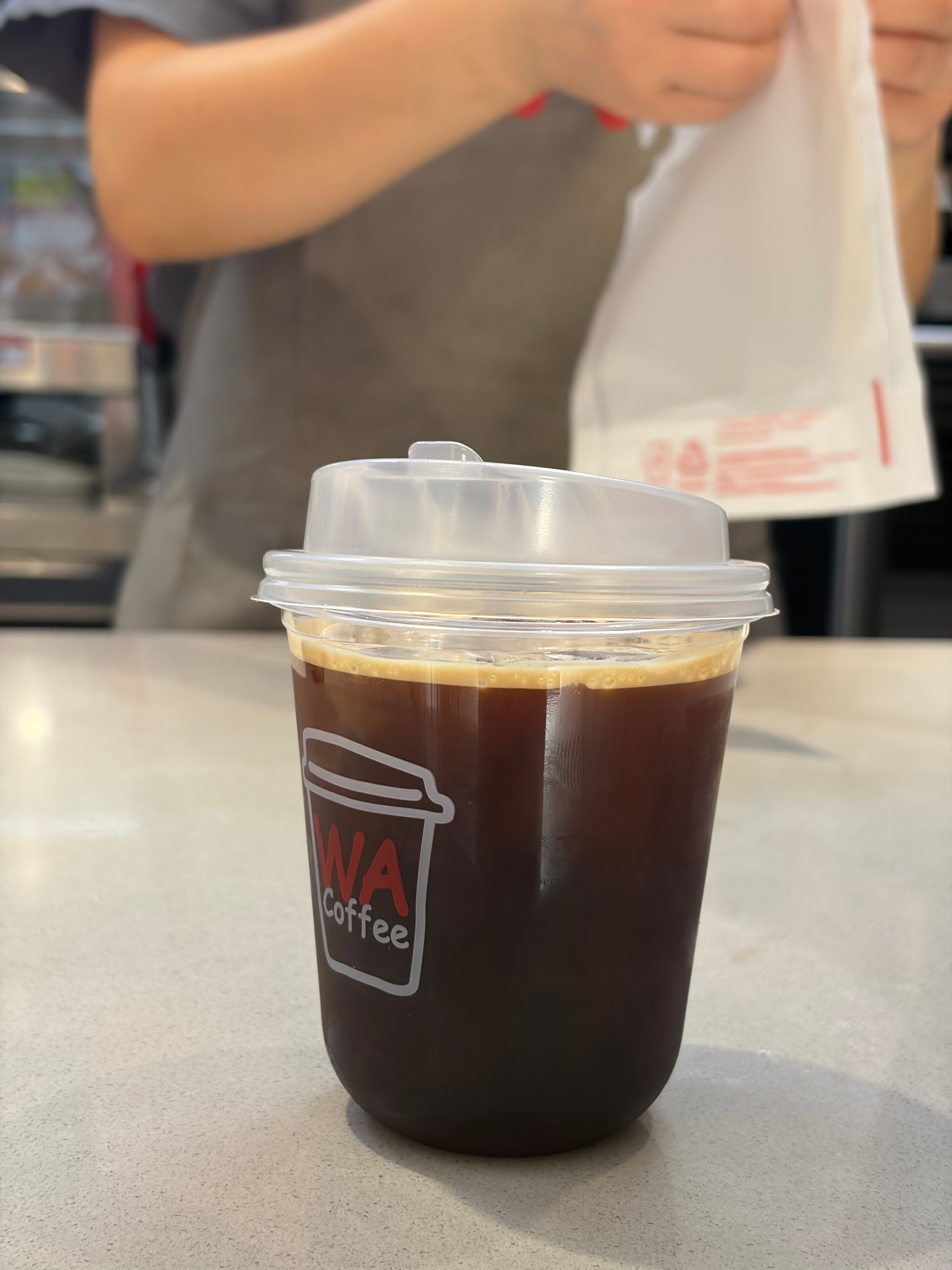瑞幸超大杯拿铁去冰后仅半杯这种品牌的连锁店一般都是按照标准程序来的，我喝华莱士9