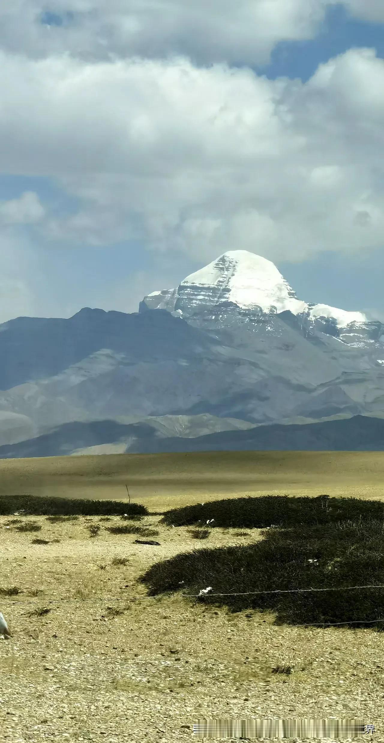 传说中的“圣山”冈仁波齐的远眺美景。面对宏伟的大自然景色，人显得如此的渺小、脆弱