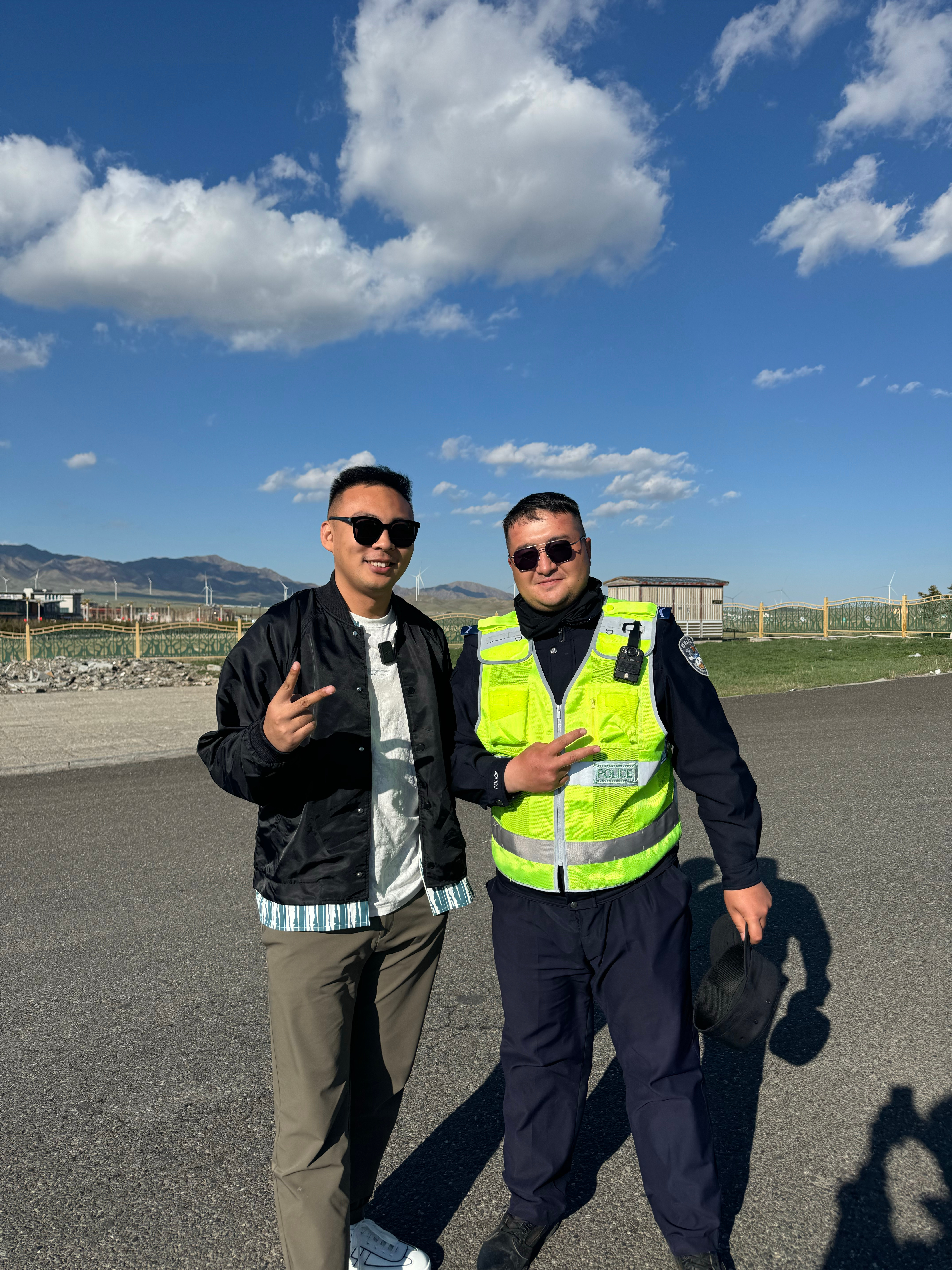 被赛里木湖边防交警认出来了拉着  合个影 没想到我粉丝受众这么广[污]  ​​​