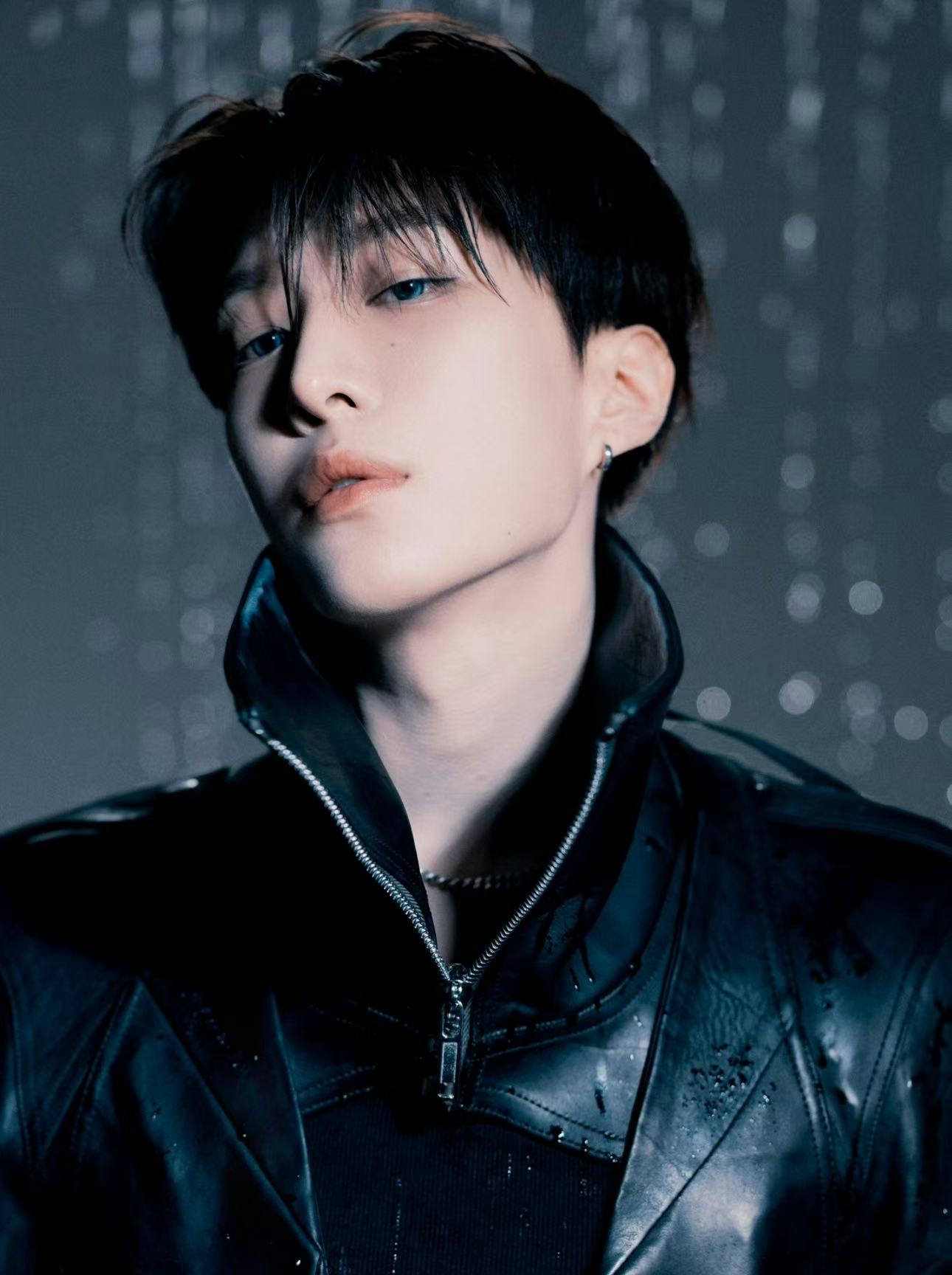 东方气韵氛围感拉满，谁能拒绝范丞丞的清透底妆杀！花西子散粉粉质比空气还轻，轻松打