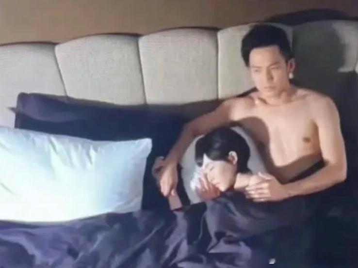 笑不活了家人们钟汉良和唐嬌的何以笙箫默某一场床戏，这一幕拍的时候，钟汉良抱的是不