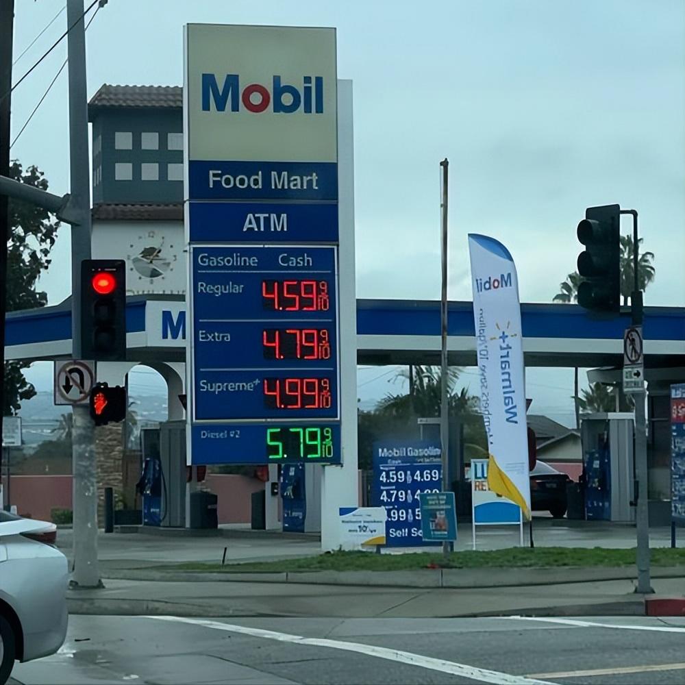 疯了！美国油价狂涨33.88%，官方急出昏招救场。
 
美国最近彻底陷入“加油难