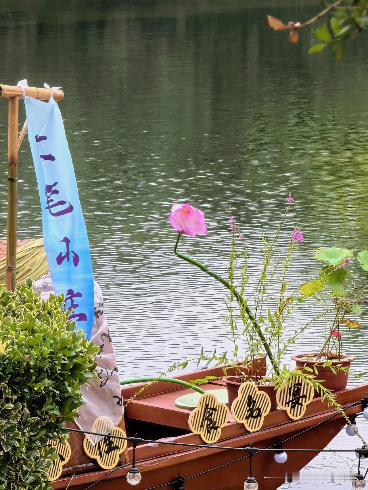 红梅公园里的应季小风景，水岸风物恰似河岸水乡小集市，还是那种加了滤镜的集市，唯美