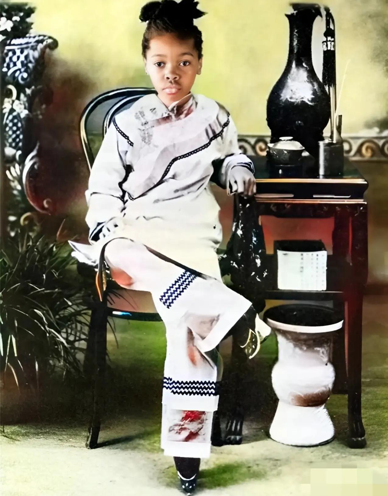 1900年，广州，一名黑人女孩，身穿中国传统服饰，留下了这一张罕见的老照片，她那