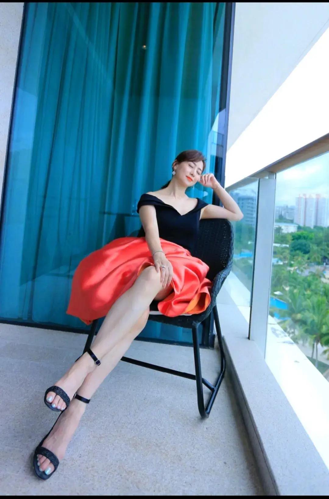 脚趾头好修长，指甲的颜色和裙子的颜色有点不搭。