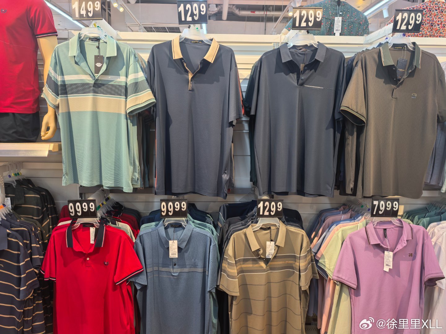 帮我选件衣服吧。总被人说长的年轻，不稳重。帮我选一件稳重的衣服。哪一件适合我？ 