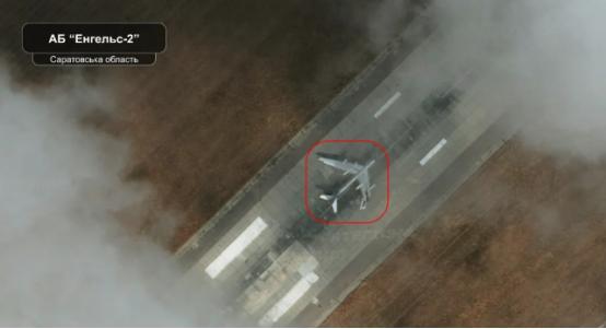 乌克兰安全局“阿尔法”单位当天打击了俄罗斯萨拉托夫州恩格斯-2空军基地，一架图-