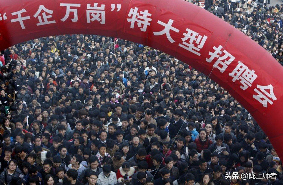 加拿大人口4100多万，没嫌人口少。
澳大利亚人口2700多万，没嫌人少。
美国