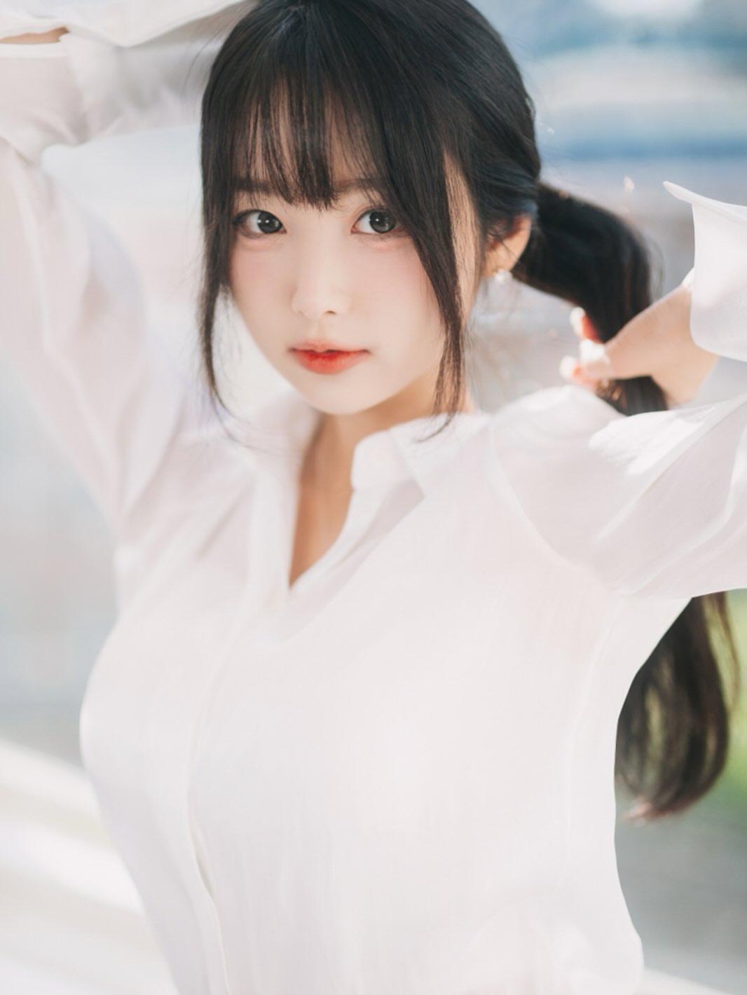 清新自然，白衬衫少女，阳光下的甜美笑容花季少女如何搭配自己的穿衣风范?