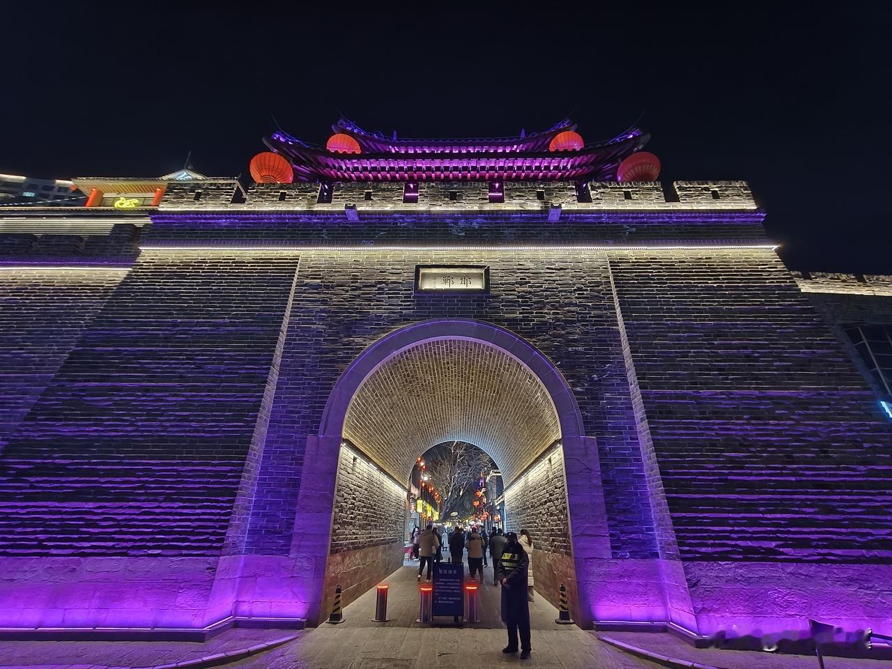 【邯郸道夜游｜灯火里的三千年穿越】
华灯初上时踏入邯郸道，才算读懂这座城的古今浪