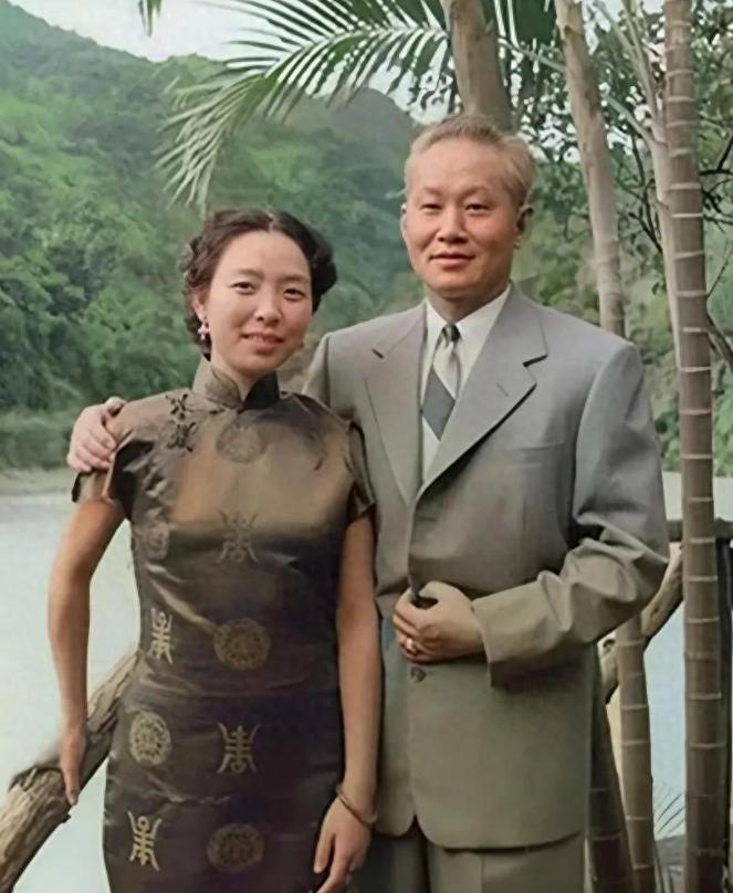 1951年，孙立人刚进被窝，发现躺在床上的竟是护士张梅英，孙立人气急败坏地说：“