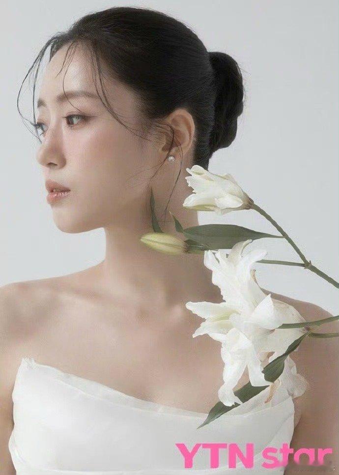 咸恩静婚纱照咸恩静结婚照 秋日浪漫暴击！咸恩静婚礼画报曝光，与金炳宇导演的幸福藏