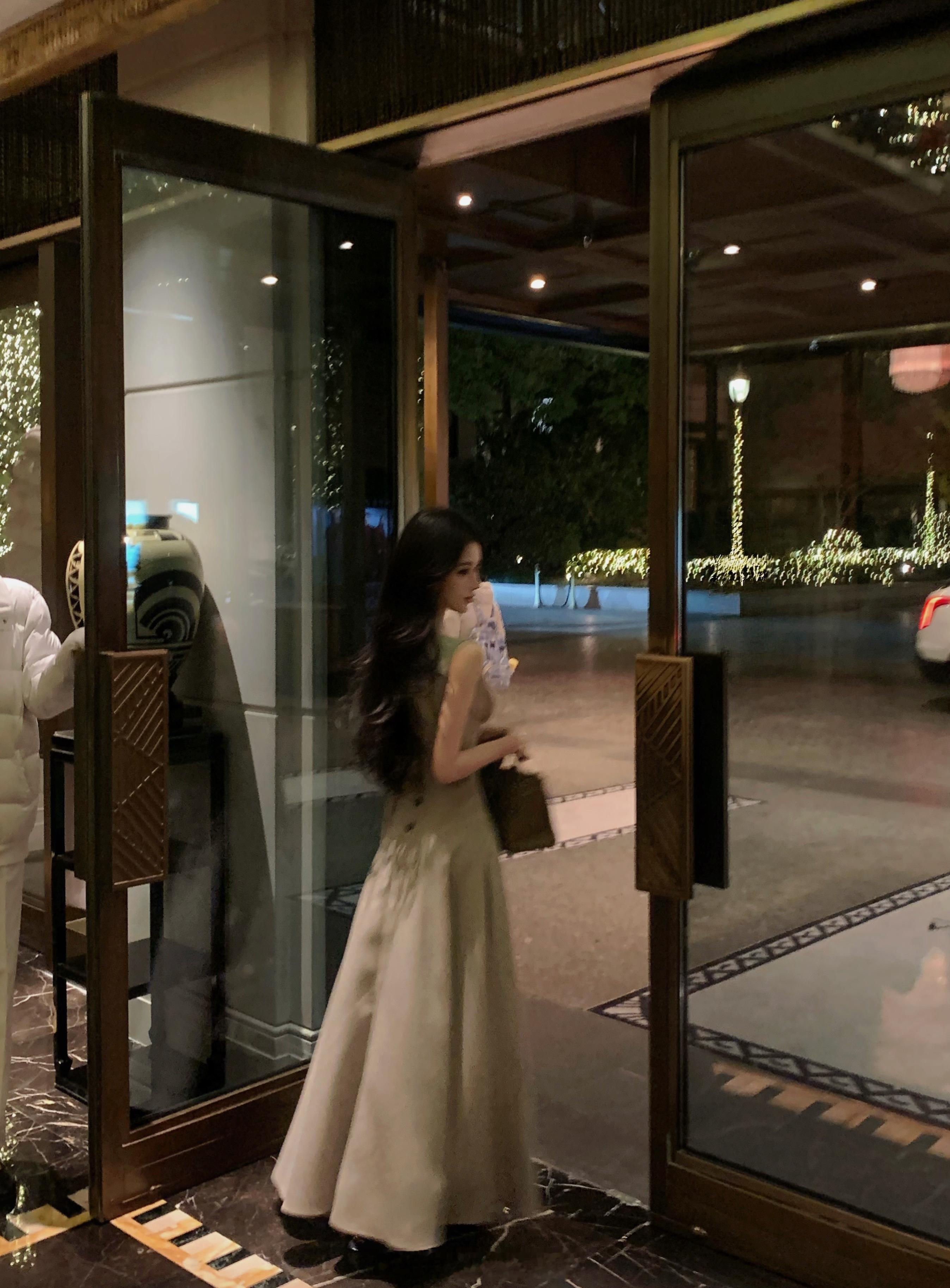 这期里比较常规的无袖裙🐰大裙摆➕收腰做得很好不想要太多露肤度的可以选这条还有一