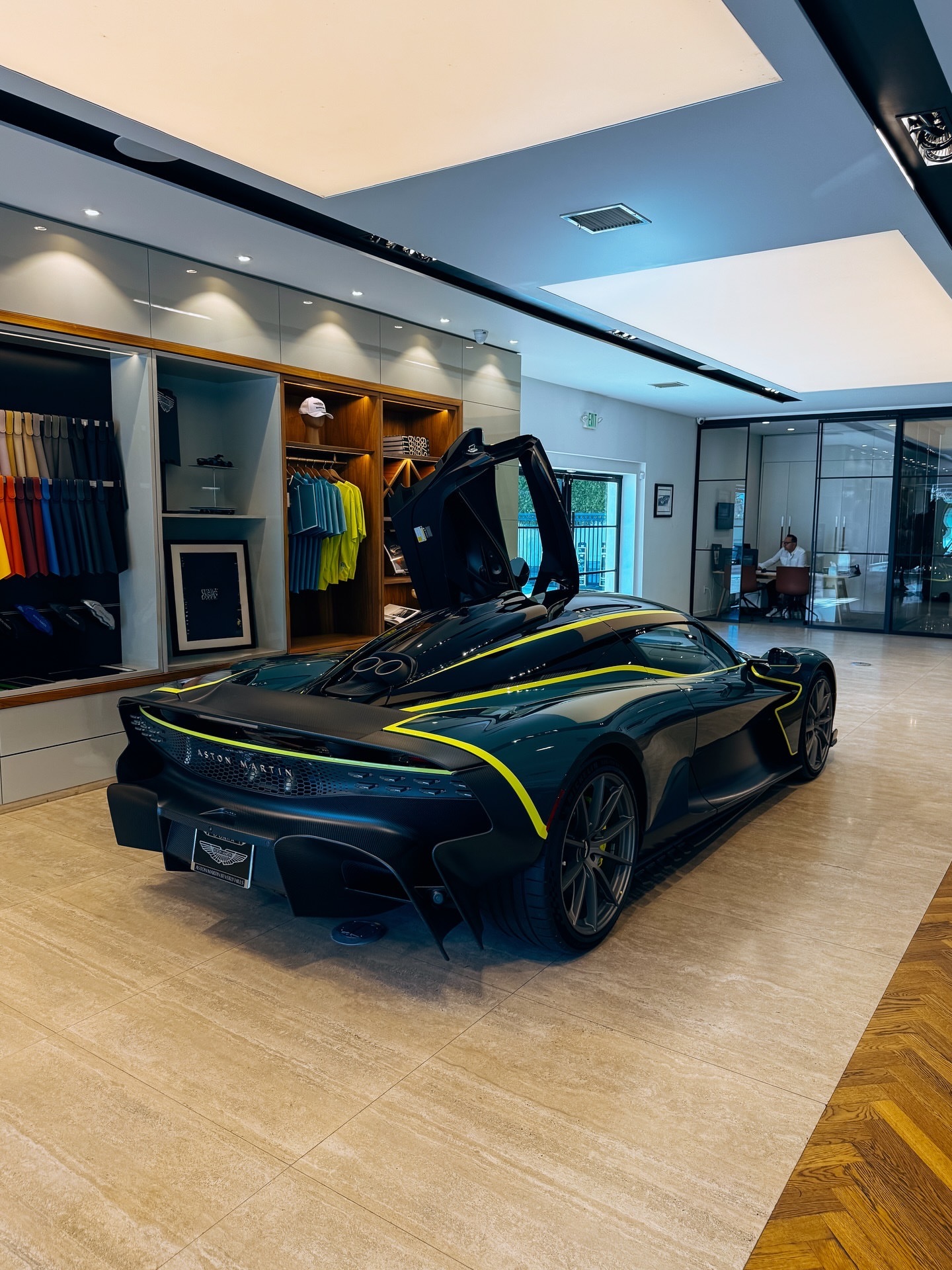 阿斯顿·马丁比佛利山庄交付了第一辆Astonmartin Valhalla。车身