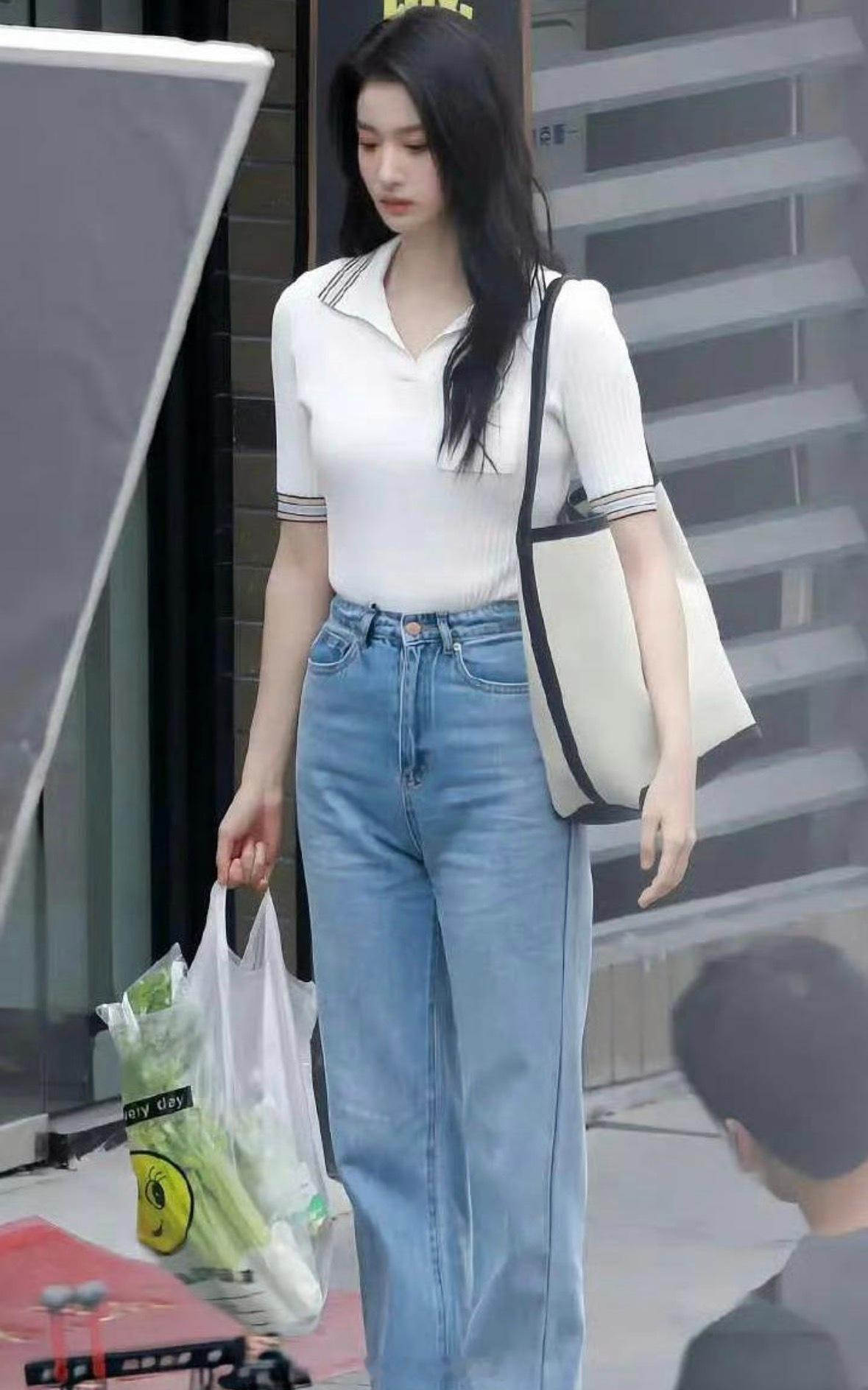 女明星就是不一样，王楚然拍个提菜的戏也能这么美