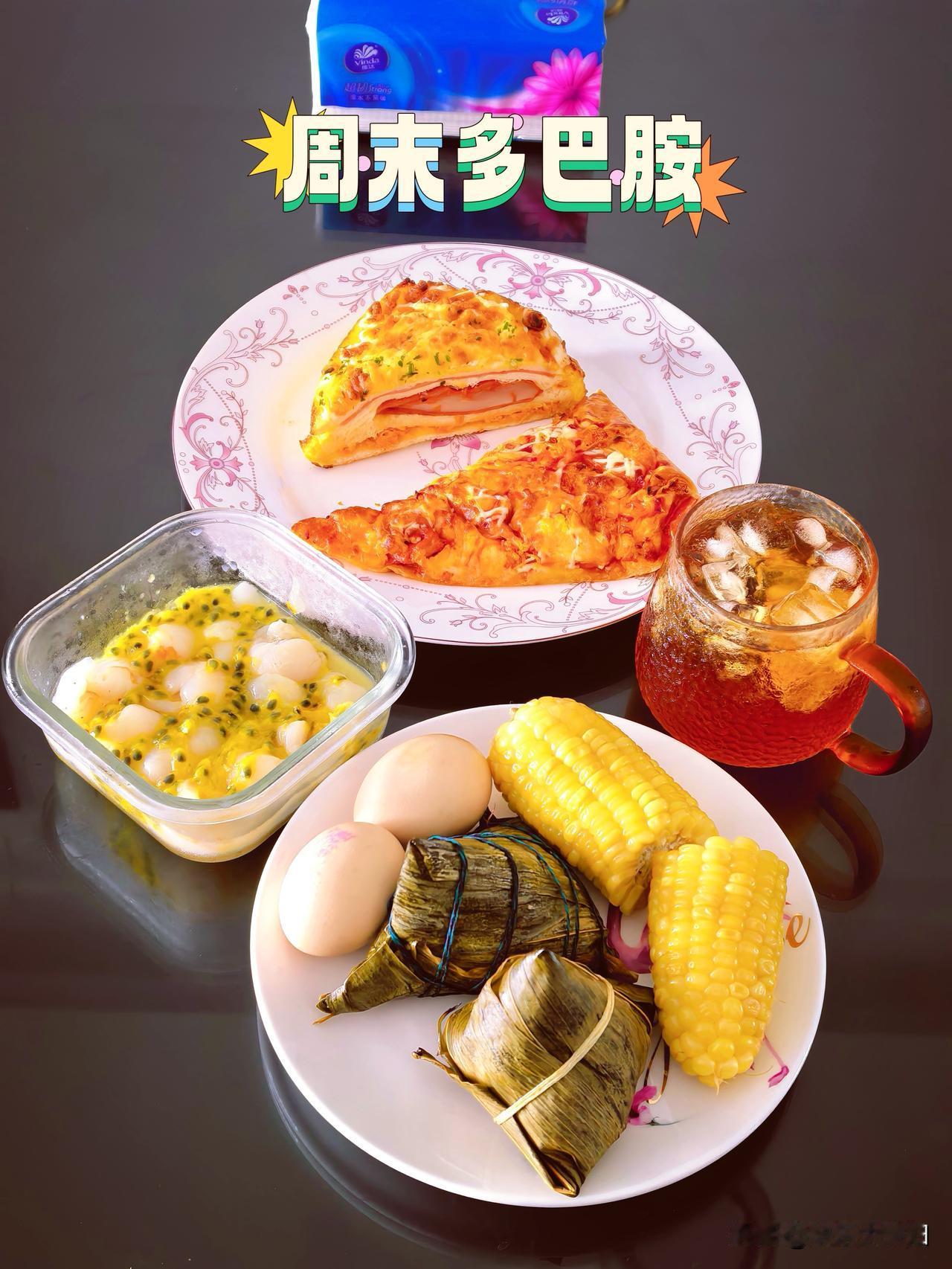 周末早餐～
山姆的高汤南湖菱马蹄肉粽
大嫂包的鲜肉粽
玉米鸡蛋咖啡
昨天说好的吃