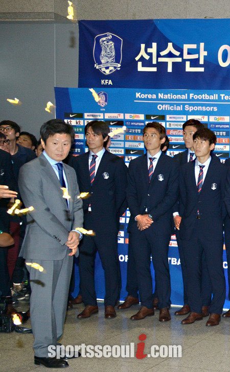 韩国淘汰 和2014年世界杯小组被淘汰时的同样的足协主席和球队教练烽火问鼎计划
