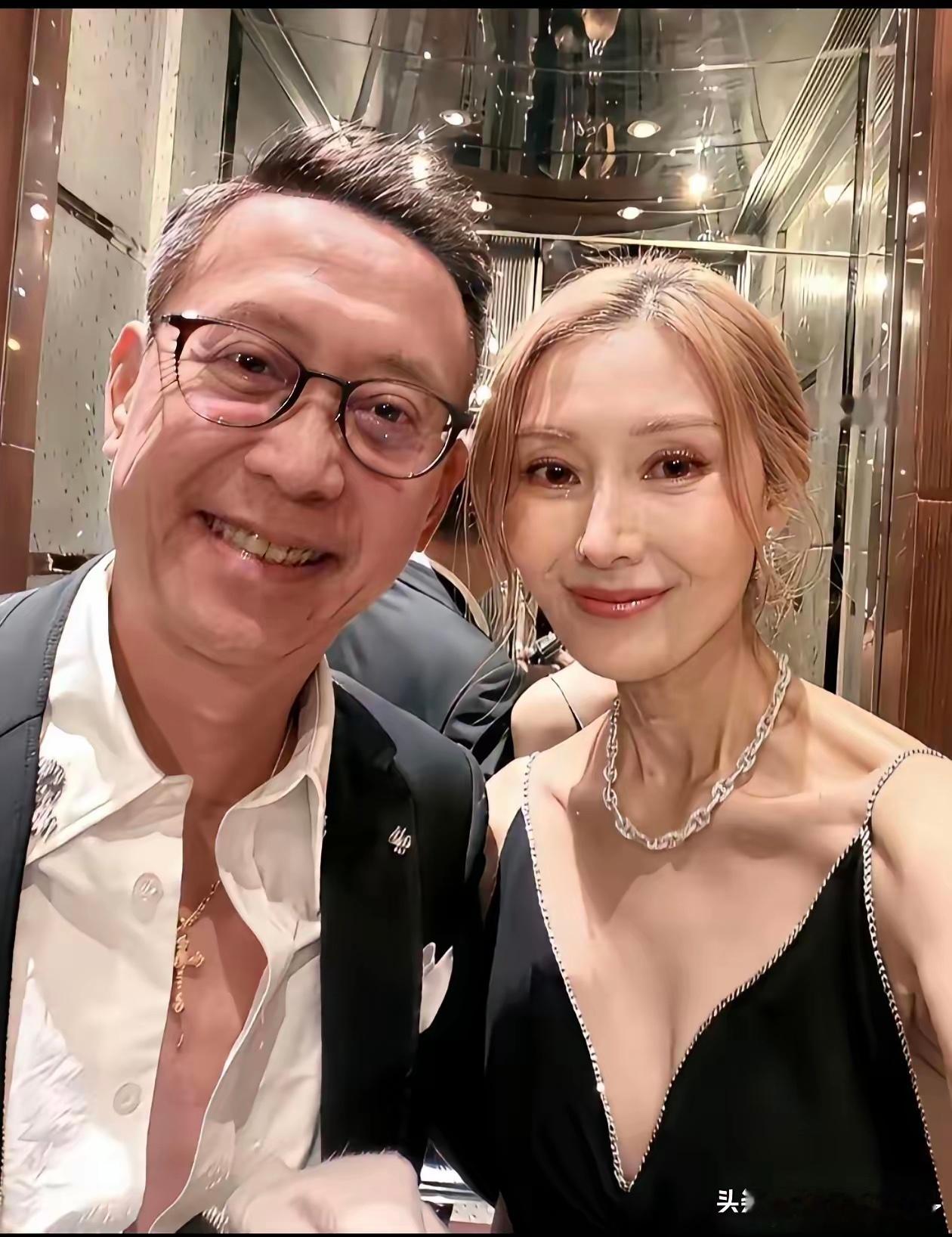 这是李嘉欣和许晋亨最近的合照。56岁李嘉欣确实是老了，她的头发已经非常稀松，尤其
