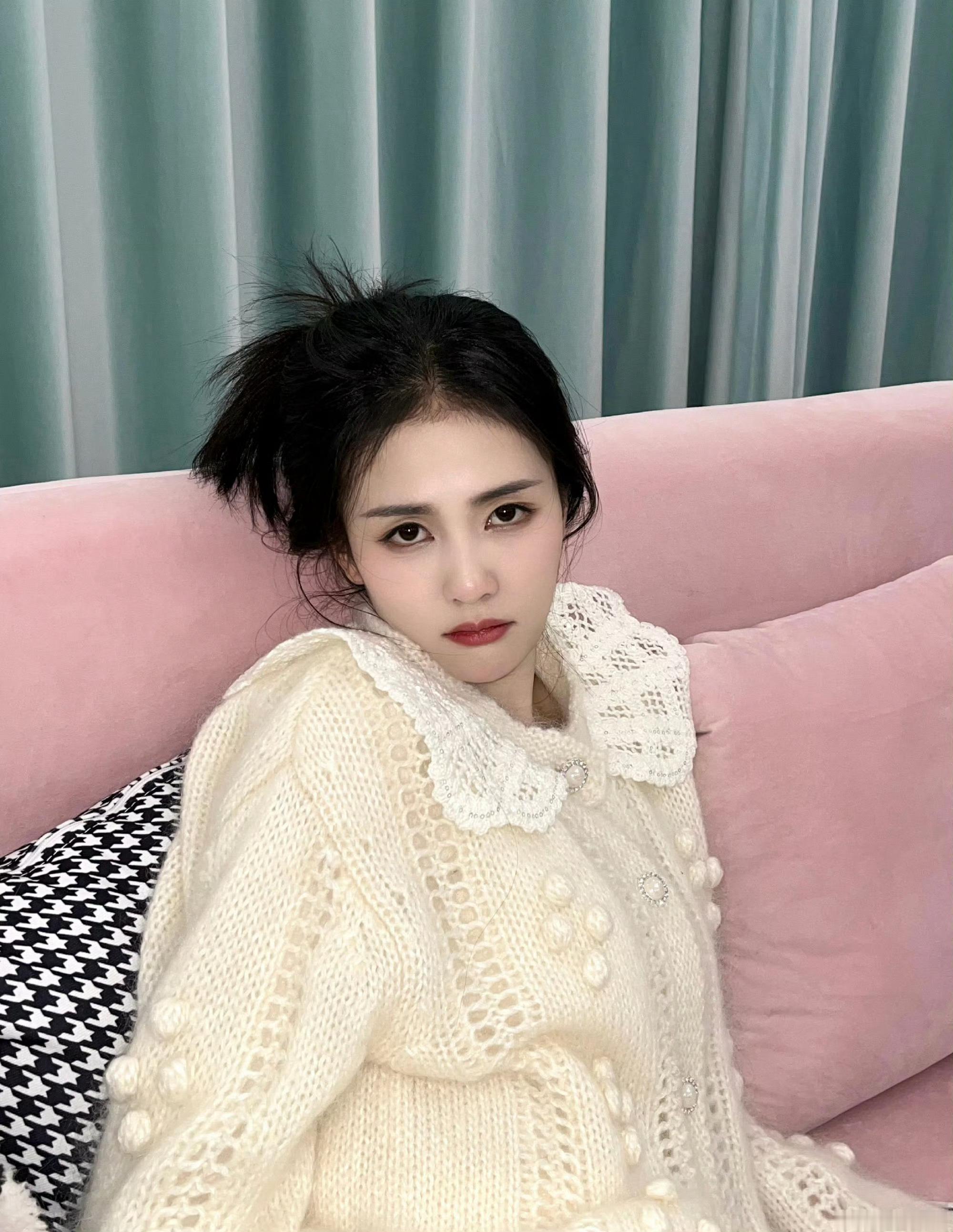 歪 你欺负我干嘛 哼💢「小萌物被欺负了也只会这样萌萌的望着你」 