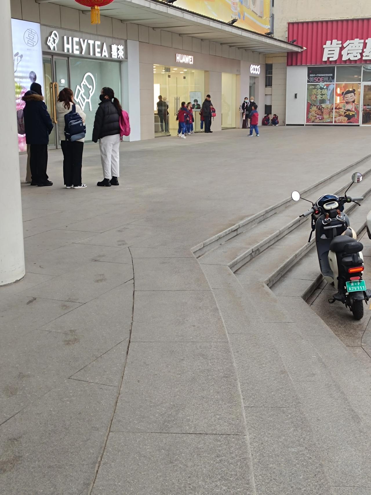 不知道这些接孩子的人，都是家庭主妇，不用上班的吗？专门在家带孩子负责接送孩子的吗