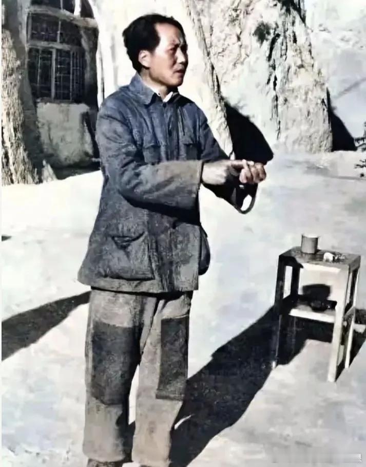 【条件如此恶劣，他仍自信满满； 从一张照片看毛主席的伟大】每当我凝视着那张珍贵的