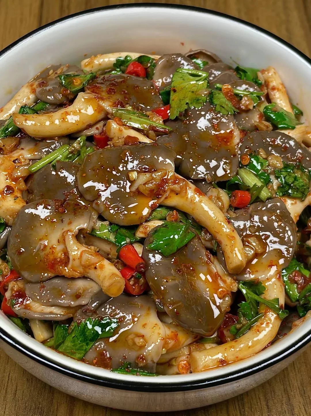 很多女生真正吃亏的不是遇到坏男人。 而是一直在用道德谈恋爱，用对错做决...