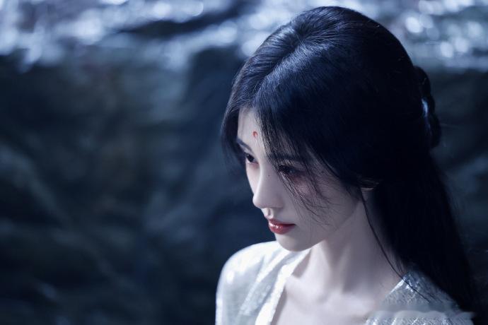 鞠婧祎月光碎鞠婧祎芜狐洒下的月光碎饵 鞠婧祎月光碎，鞠婧祎芜狐洒下的月光碎饵，谁