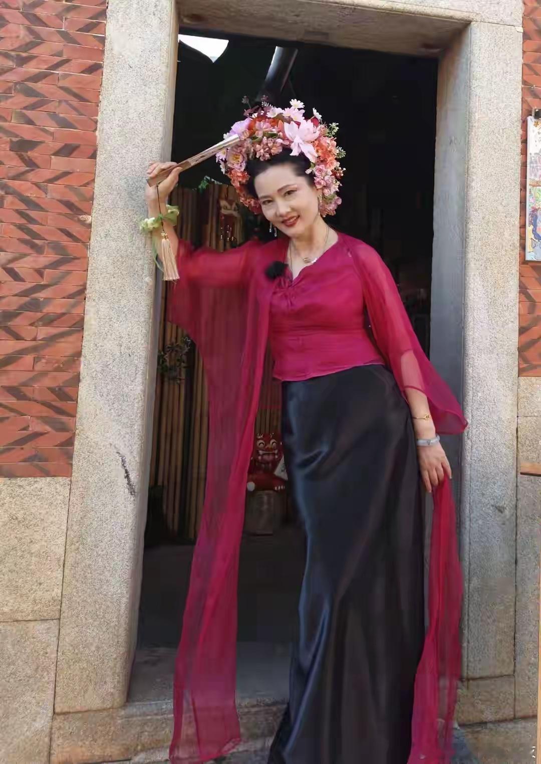 何赛飞深知后辈想帮忙却可能考虑不周，既没否定他们的好意，也坦诚表达自己的不舍，既