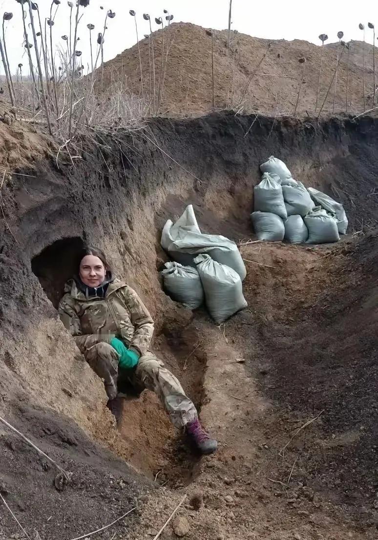 这是俄乌战争中的战壕中的大妈，和我们跳广场舞的大妈成了鲜明对比，我们的大妈太幸福