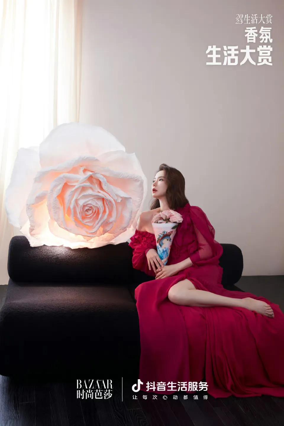 戚薇好适合玫瑰红长裙，满满预感，玫瑰花🌸的点缀使得画面充满浪漫的情调，网友直呼