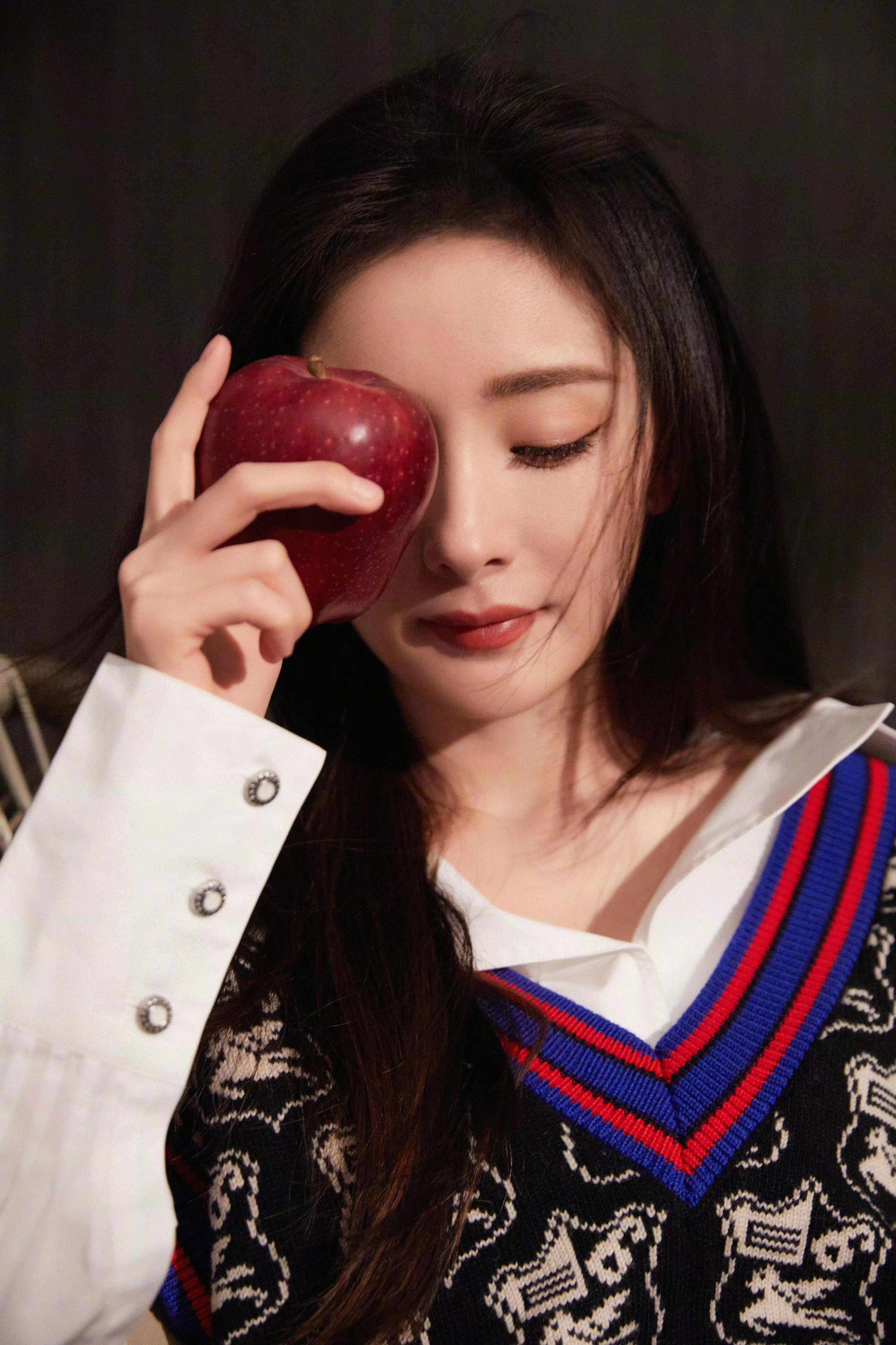 杨幂[超话]ym杨幂 在四季的交替中爱意化为秋水，流淌不止早上好胖胖们[抱一抱]