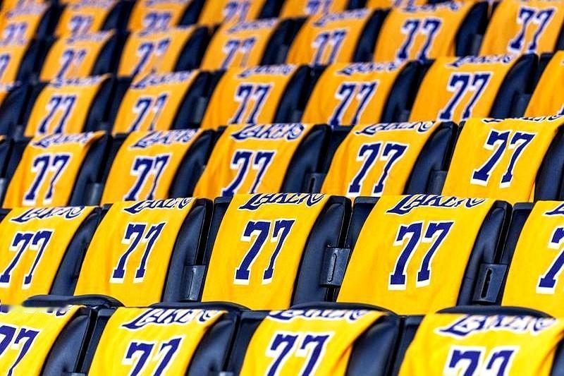 别看湖人打强队老是大比分输球，就觉得他们季后赛没戏了。

常规赛一两场说明不了问