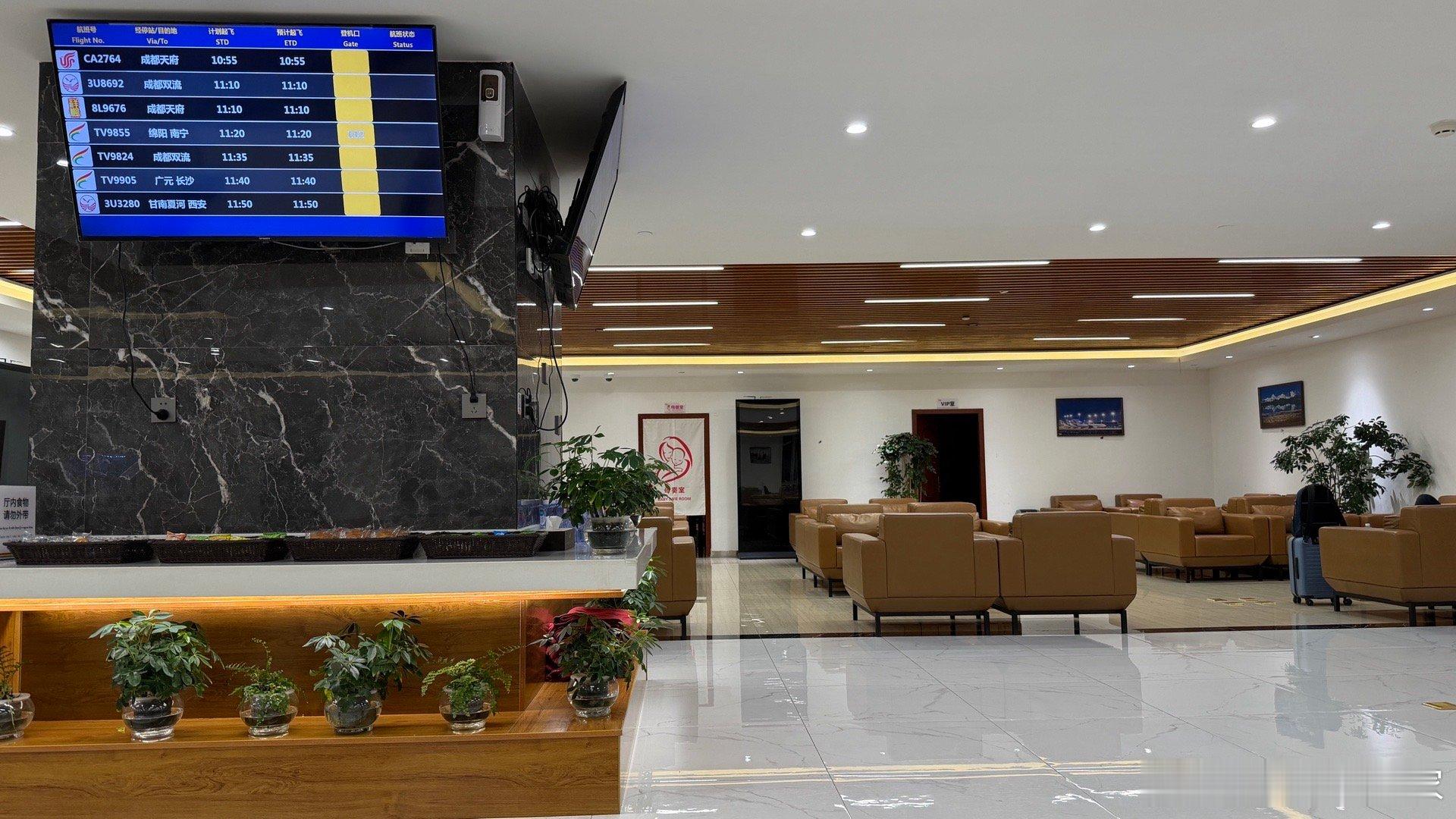 在拉萨也要起大早赶早班机…藏航休息室不错，但吃的…嗯😐  ​​​