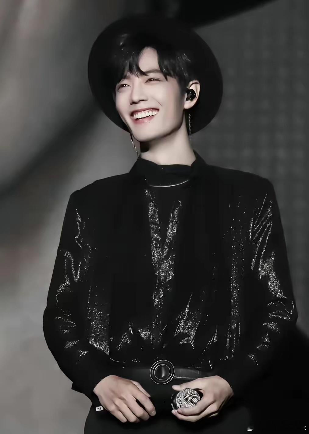 肖战又上了媒体好感艺人榜我也真是服了他居然位列第一，我就知道他路人缘不会差肖战得