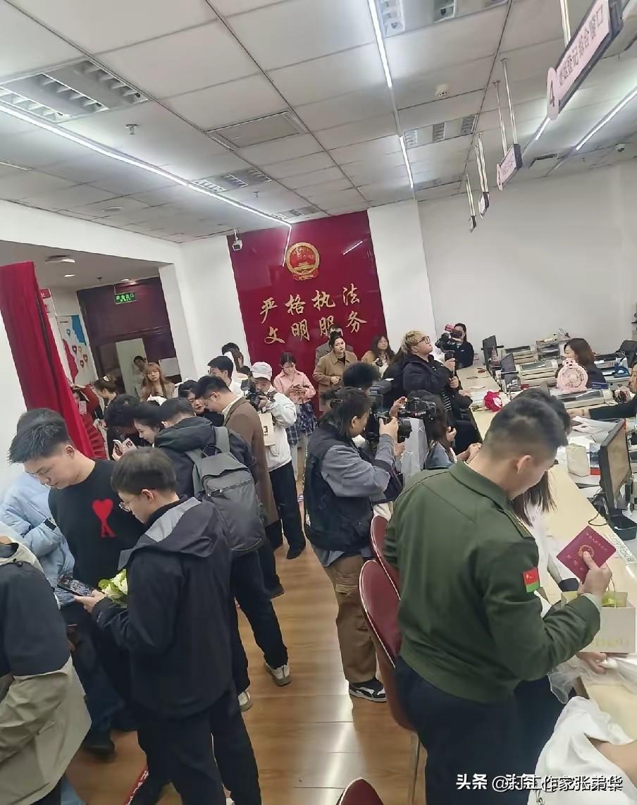 这是昨天我们民政局大厅里离婚的人，成群结队的，也不知道是怎么回事，今年离婚的人这