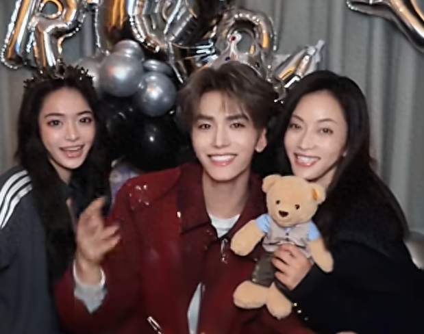 邵子恒妈妈妹妹三人共用一张脸
