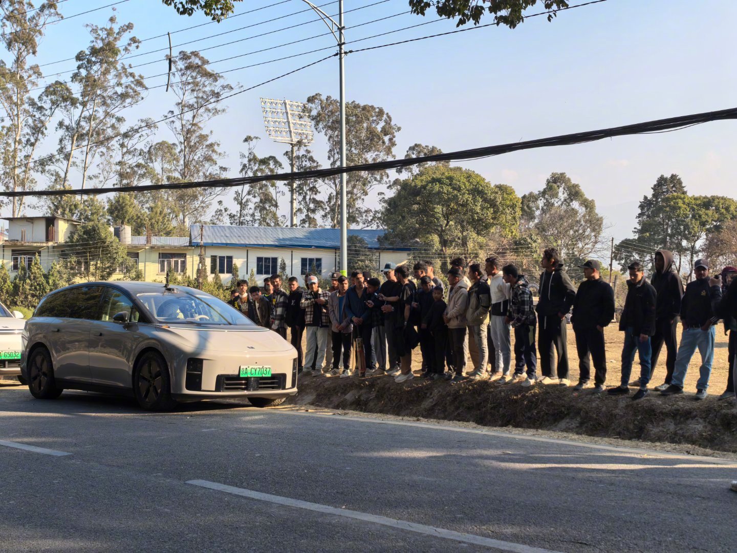 带傻哥们勇闯尼泊尔 我们在尼泊尔大学里开理想i8，给本地大学生震撼了，没见过能自