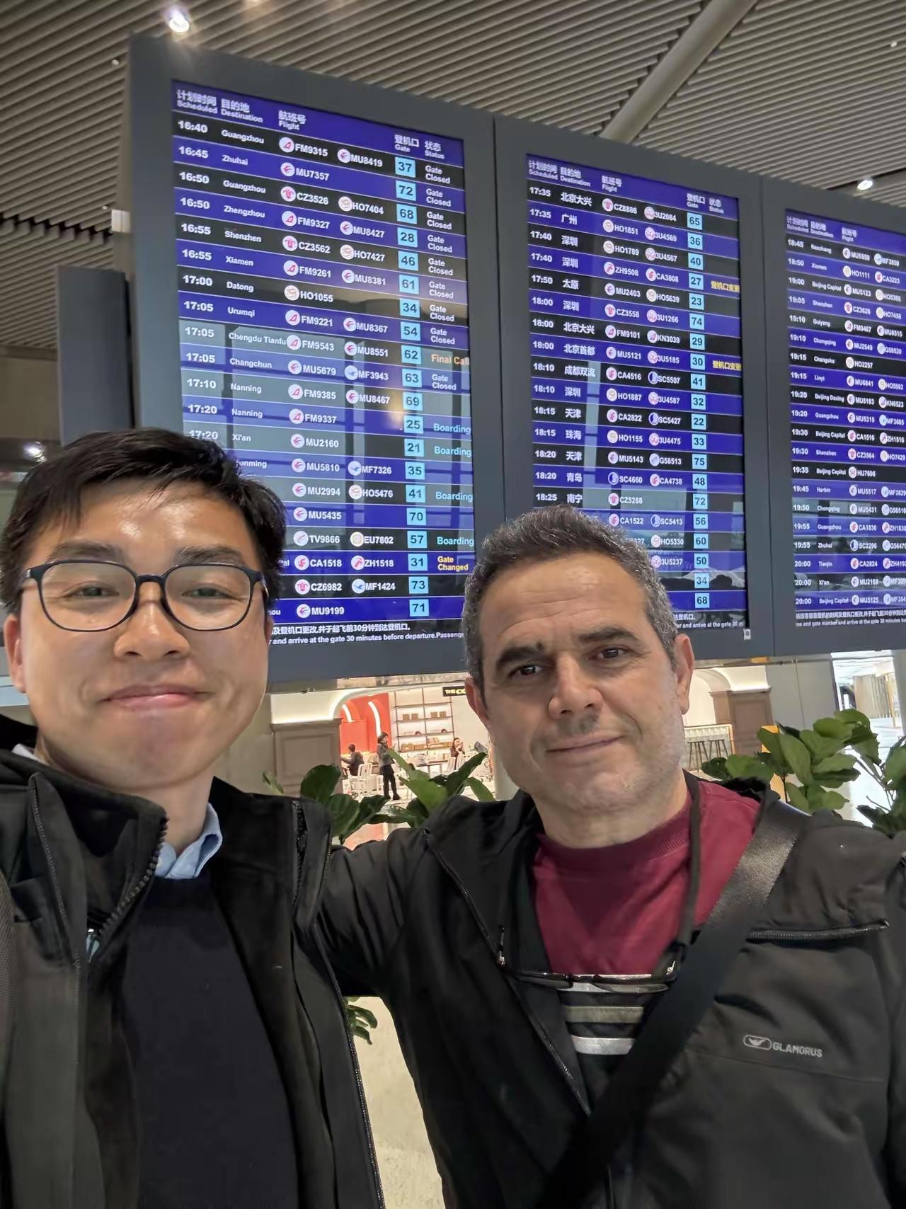 虹桥机场候机的时候偶遇一位伊朗人，他是一位商人，美以伊冲突发生前两天刚到的中国。