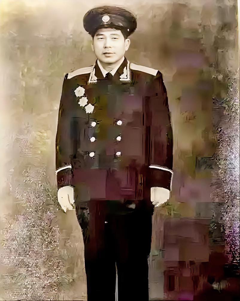 1937年，西路军特务团李宽和正趴在杂树丛里，突然一个被敌人追赶的红军拼命地从他