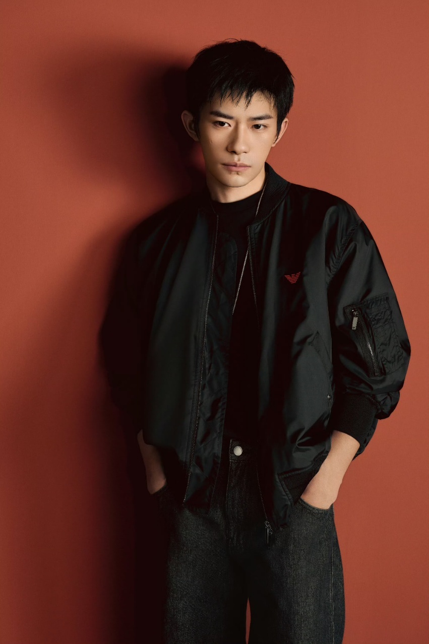 娱乐[超话]易烊千玺阿玛尼限定易烊千玺黑白格外套千玺穿着黑白格外套都那么帅的嘛！