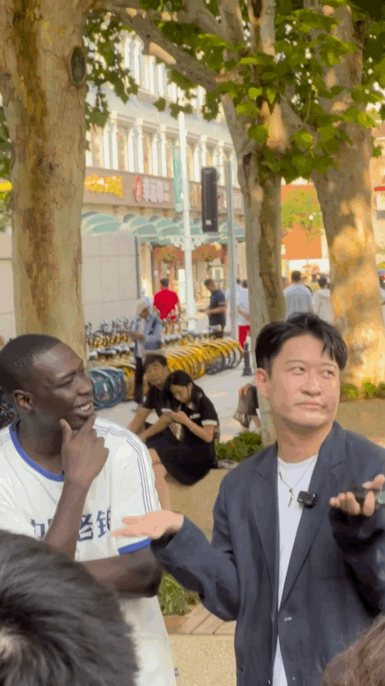 无语哥露牙笑差点不认识了 差点没认出来这是无语哥！大白牙一露瞬间年轻十岁，原来笑